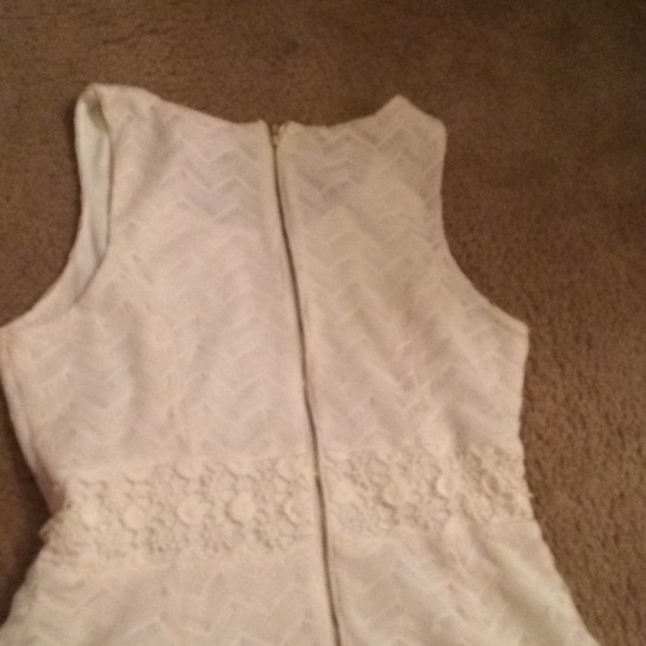 White dress - Picture 3 of 3